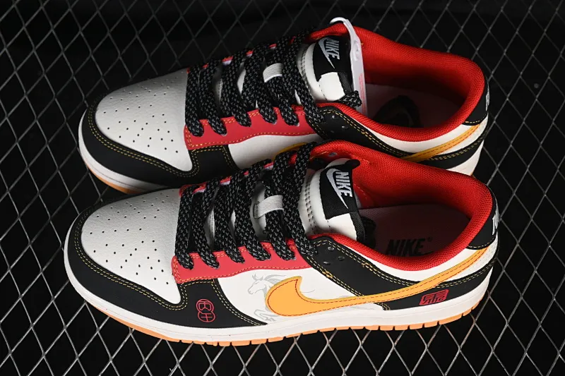 All categories Nk SB Dunk Series Nk SB Dunk Low High-end customized low-top sneakers Nike SB Dunk Low Limited to the Year of the Horse Black, gold and red contrast colors High-end customized low-top casual skate shoes QW5288-107